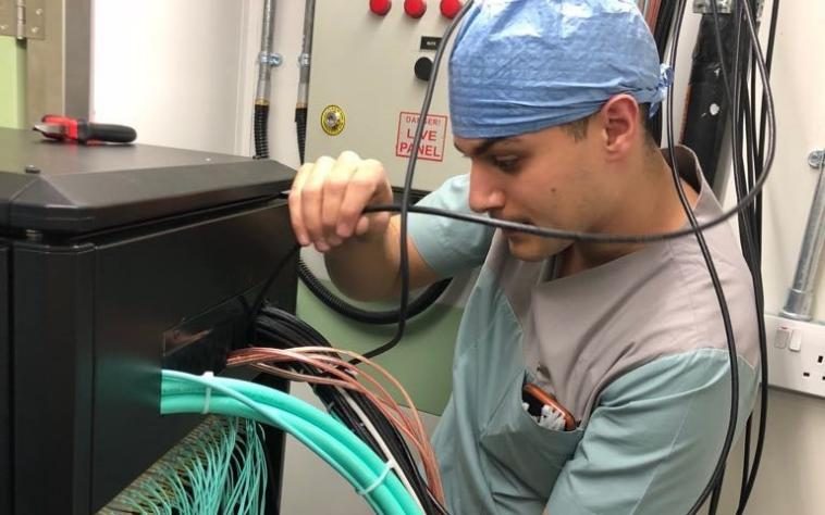 Wartungsarbeit an der Geräteinfrastruktur eines Spitals