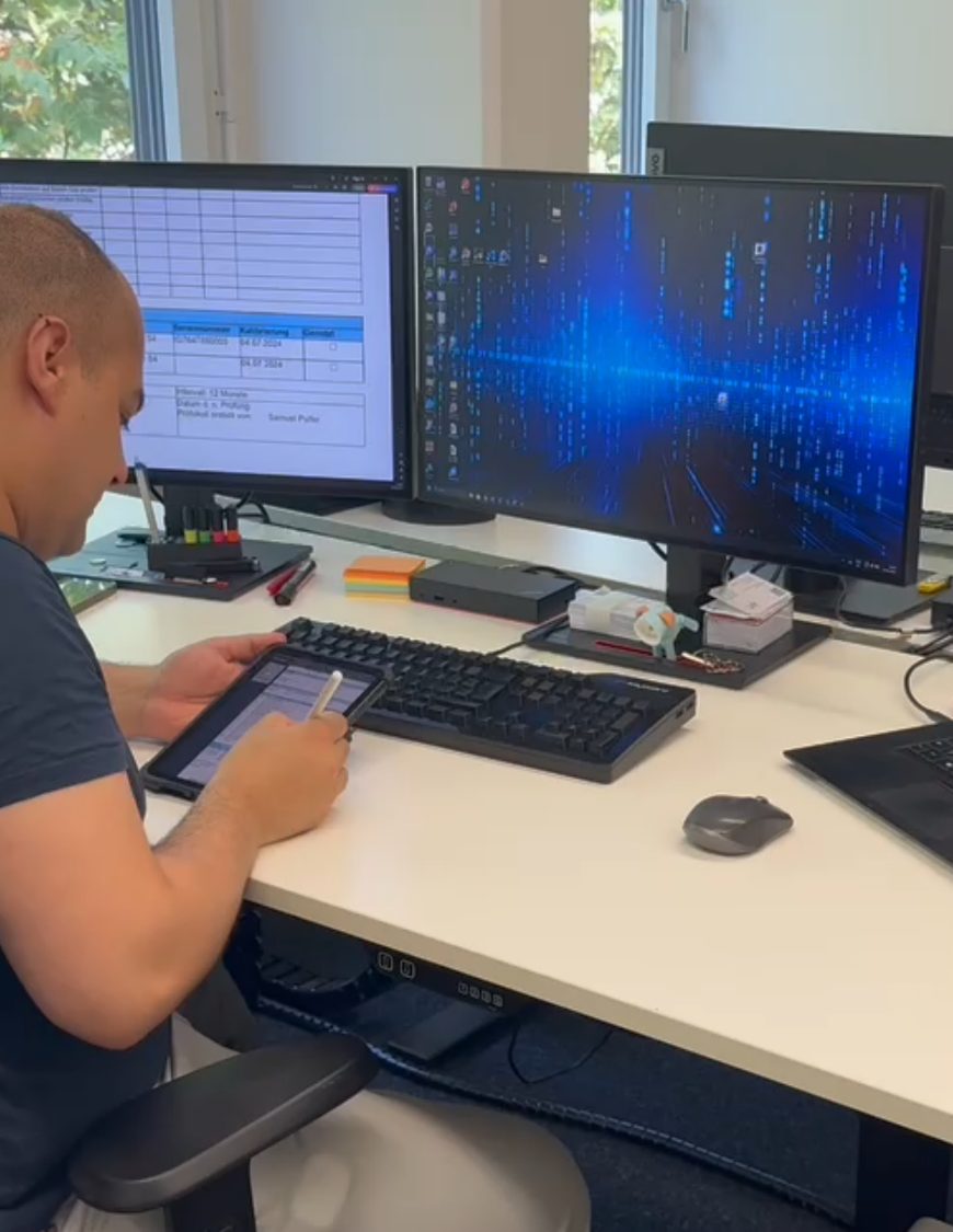 Samuel Pulfer erstellt ein Prüfprotokoll am Tablet